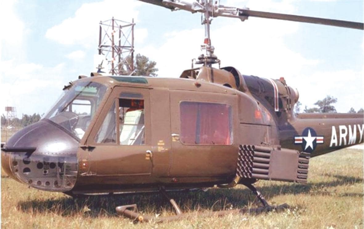 Вариант вертолета UH-1 с двумя блоками по 24 НАРкалибра 70 мм